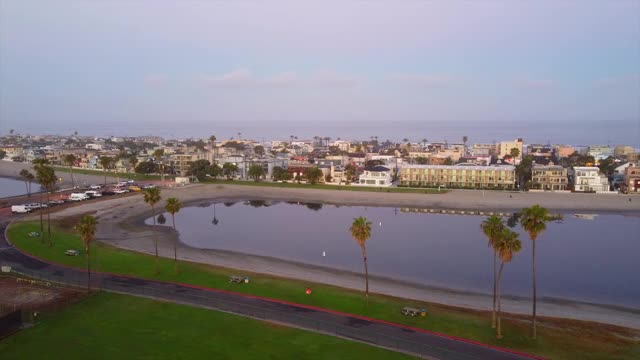 Mission Bay, San Diego，无人机拍摄的Mission Beach住宅区附近，California。视频素材