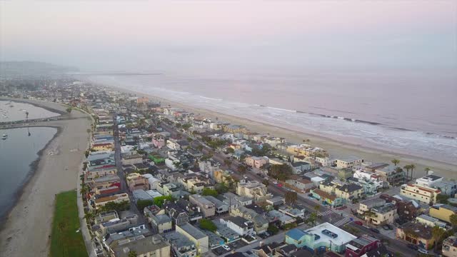 Mission Bay, San Diego，无人机拍摄的Mission Beach住宅区附近，California。视频素材