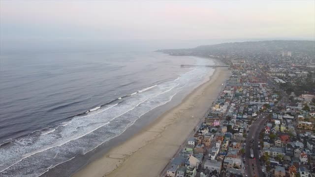 Mission Bay, San Diego，无人机拍摄的Mission Beach住宅区附近，California。视频素材