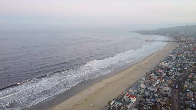 Mission Bay, San Diego，无人机拍摄的Mission Beach住宅区附近，California。视频素材