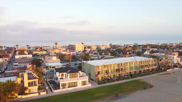 Mission Bay, San Diego，无人机拍摄的Mission Beach住宅区附近，California。视频素材