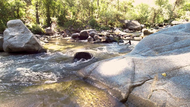 小溪在岩石间流淌视频素材