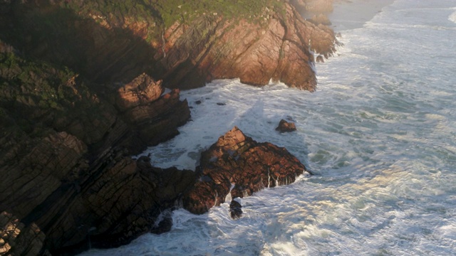 岩石海岸上的波浪视频素材