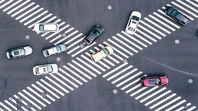 T/L无人机视角的城市街道十字路口视频素材