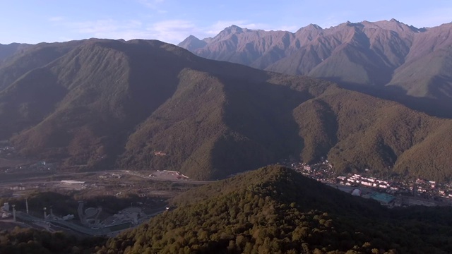 鸟瞰图飞行在秋天的美丽的森林在山区。日落时五颜六色的群山全景。在山里旅游和娱乐视频素材