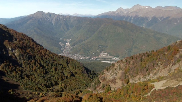 鸟瞰图飞行在秋天的美丽的森林在山区。日落时五颜六色的群山全景。在山里旅游和娱乐视频素材