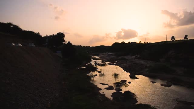 河边美丽的日落风景。在印度库奇bhuj的Khari河视频素材