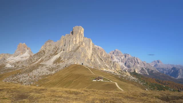 慢镜头:适合的白人妇女徒步旅行在风景如画的白云石。视频素材