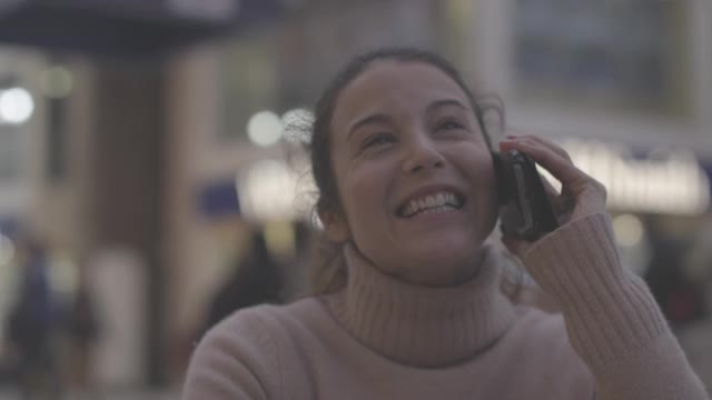 年轻女子在火车站用手机视频素材