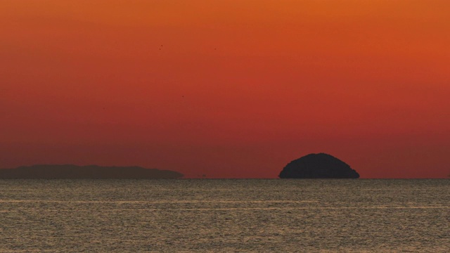 从海上看到的达摩日落在三丰市，香川县视频素材