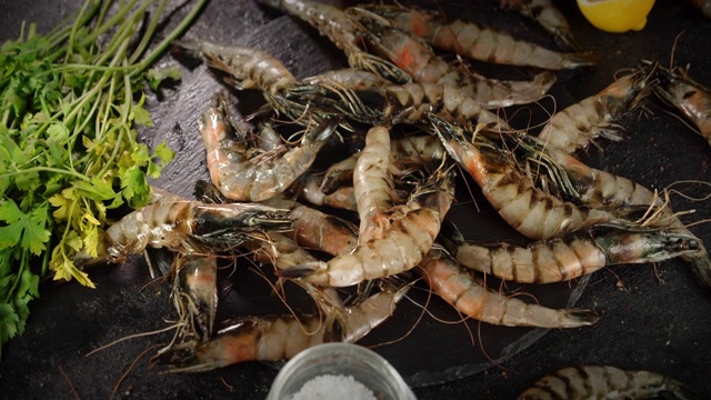 新鲜的生虾与香料和香草在桌子上旋转。视频素材