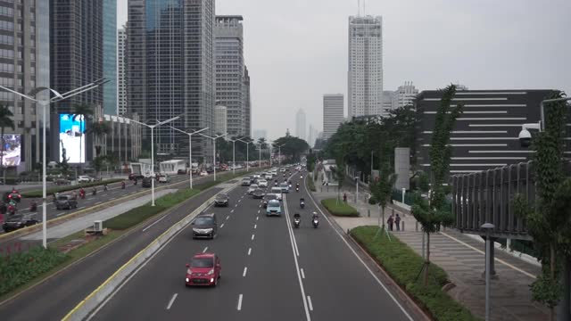 雅加达苏迪曼大街的交通状况视频素材