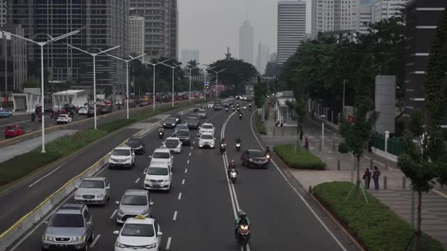 雅加达苏迪曼大街的交通状况视频素材