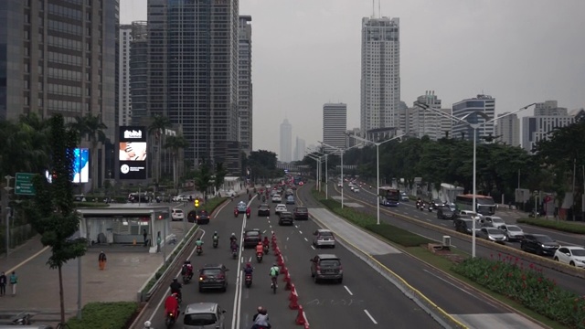 雅加达苏迪曼大街的交通状况视频素材