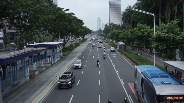 雅加达苏迪曼大街的交通状况视频素材