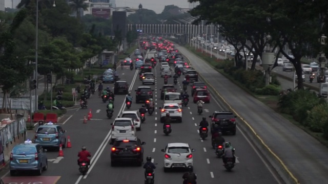 雅加达苏迪曼大街的交通状况视频素材