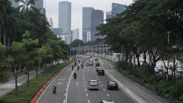 雅加达苏迪曼大街的交通状况视频素材