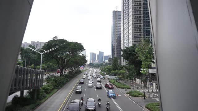 雅加达苏迪曼大街的交通状况视频素材