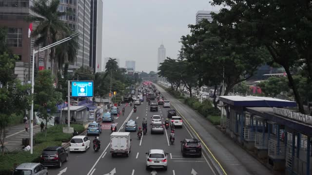 雅加达苏迪曼大街的交通状况视频素材