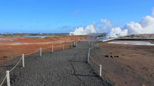 地热温泉和雷克雅斯发电厂与步道，Gunnuhver温泉，雷克雅斯半岛，萨杜尔斯，冰岛视频素材