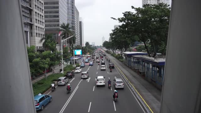 雅加达苏迪曼大街的交通状况视频素材