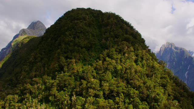 从空中到山顶米尔福德湾视频素材