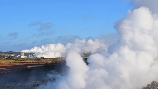 地热温泉和雷克雅斯发电厂，Gunnuhver温泉，雷克雅斯半岛，萨杜尔斯，冰岛视频素材