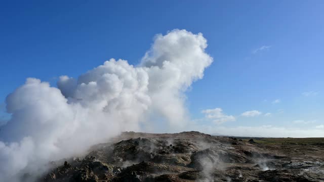 地热温泉，Gunnuhver温泉，雷克雅内斯半岛，萨杜恩斯，冰岛视频素材