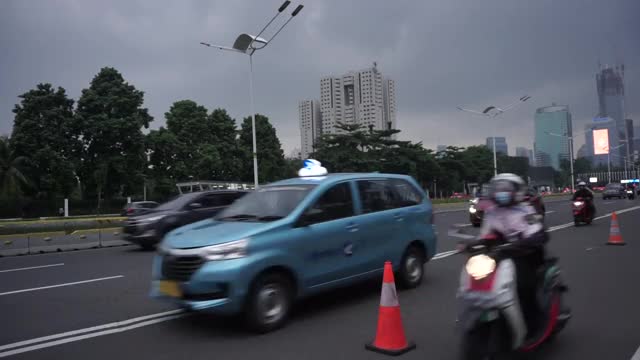 雅加达苏迪曼大街的交通状况视频素材