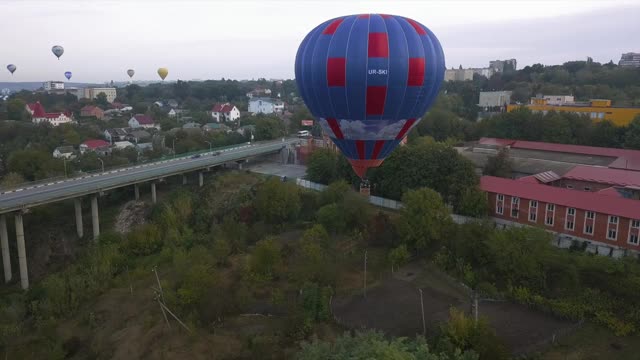 乌克兰，2020年10月3日，Kamyanets Podolsk热气球节，上午启动。暗晦视频素材