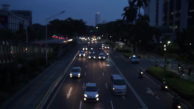 雅加达苏迪曼街夜间的交通状况视频素材