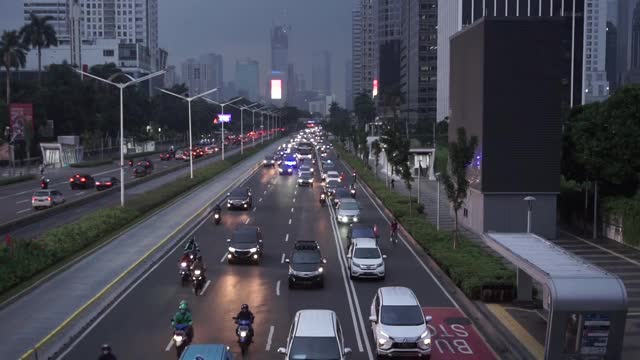 雅加达苏迪曼街夜间的交通状况视频素材