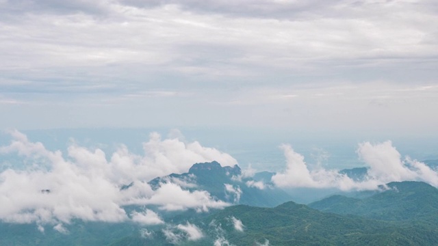 美丽的宝塔在热带山脉与雾流动在早晨，时间流逝视频视频素材