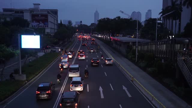 雅加达苏迪曼街夜间的交通状况视频素材