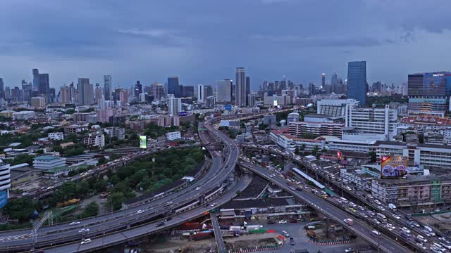 在高速公路路口行驶的汽车鸟瞰图的时间流逝。桥梁、街道、道路在建筑网络中的连接概念。前视图。曼谷夜市，泰国。视频素材