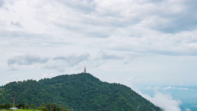 美丽的宝塔在热带山脉与雾流动在早晨，时间流逝视频视频素材