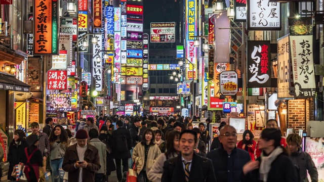 在东京新宿，人群步行在购物街上的一段时间视频素材