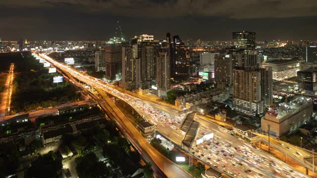 在曼谷市中心，城市城市，泰国夜间的高速公路道路上的桥上，繁忙的汽车与交通堵塞在高峰时间的鸟瞰图。交叉路口。罗摩9号收费站视频素材