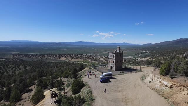 空中，pov，在广阔的空旷景观中的一个单一的建筑，内华达州，美国视频素材