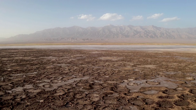 干旱的土地，中国青海盐湖边上的土壤。视频素材