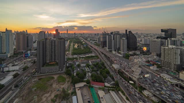 在曼谷市中心，在亚洲，泰国的城市城市，日落时分，在高速公路道路上的桥上，繁忙的汽车与交通堵塞的鸟瞰图的时间流逝。交叉路口。收费站视频素材