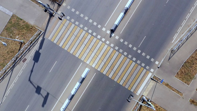 带交通灯的行人过路鸟瞰图。视频素材