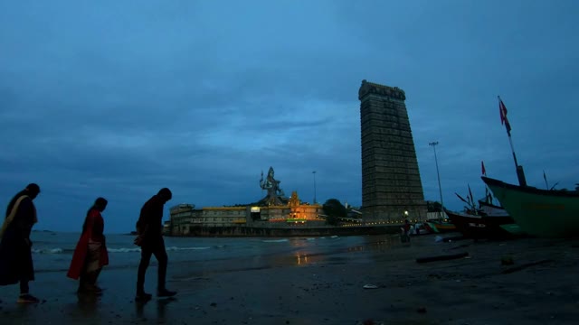 Murdeshwar寺庙清晨的时间流逝与海浪剪辑是在清晨卡纳塔克邦的murudeshwar印度。它是世界上最高的王宫之一的房子。视频素材