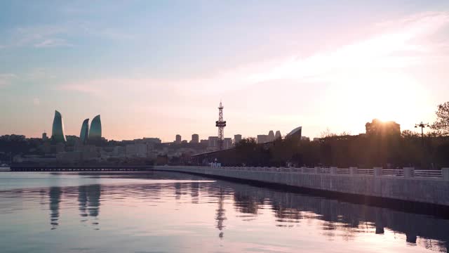 日落时分的巴库城。全景的天际线与海上大道，码头和火焰塔在背景。视频下载