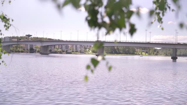 芬兰Jyvaskyla的湖和桥。斯堪的纳维亚半岛美丽的芬兰风景和城市景色。这是一个阳光明媚的夏日。视频素材