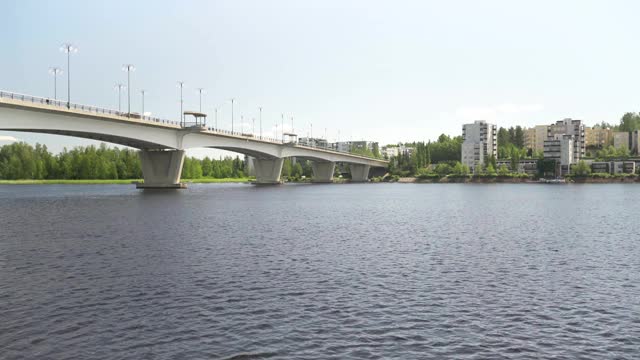 芬兰Jyvaskyla的湖和桥。海鸥飞过水面。斯堪的纳维亚半岛美丽的芬兰风景和城市景色。视频下载