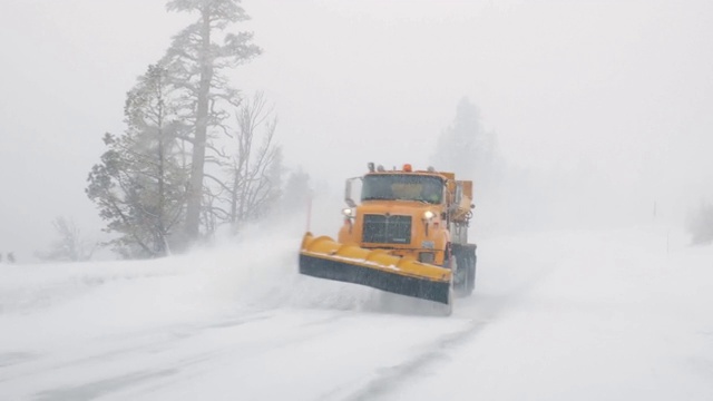 过往扫雪车清除街道上的积雪视频素材