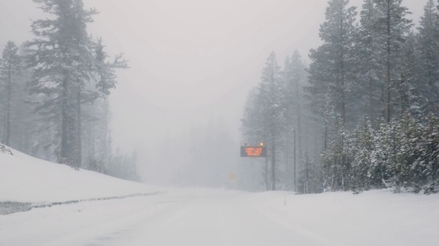 汽车在积雪覆盖的山路上行驶视频素材