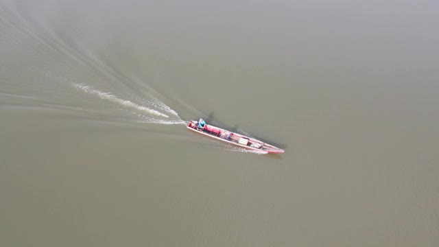 鸟瞰图或鸟瞰图的船和渔民在河视频素材