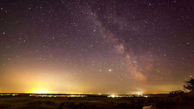 山间星夜时光流逝。银河系恒星在乡村交通上移动。晚上的一天。来自乌克兰的美丽风景。视频素材